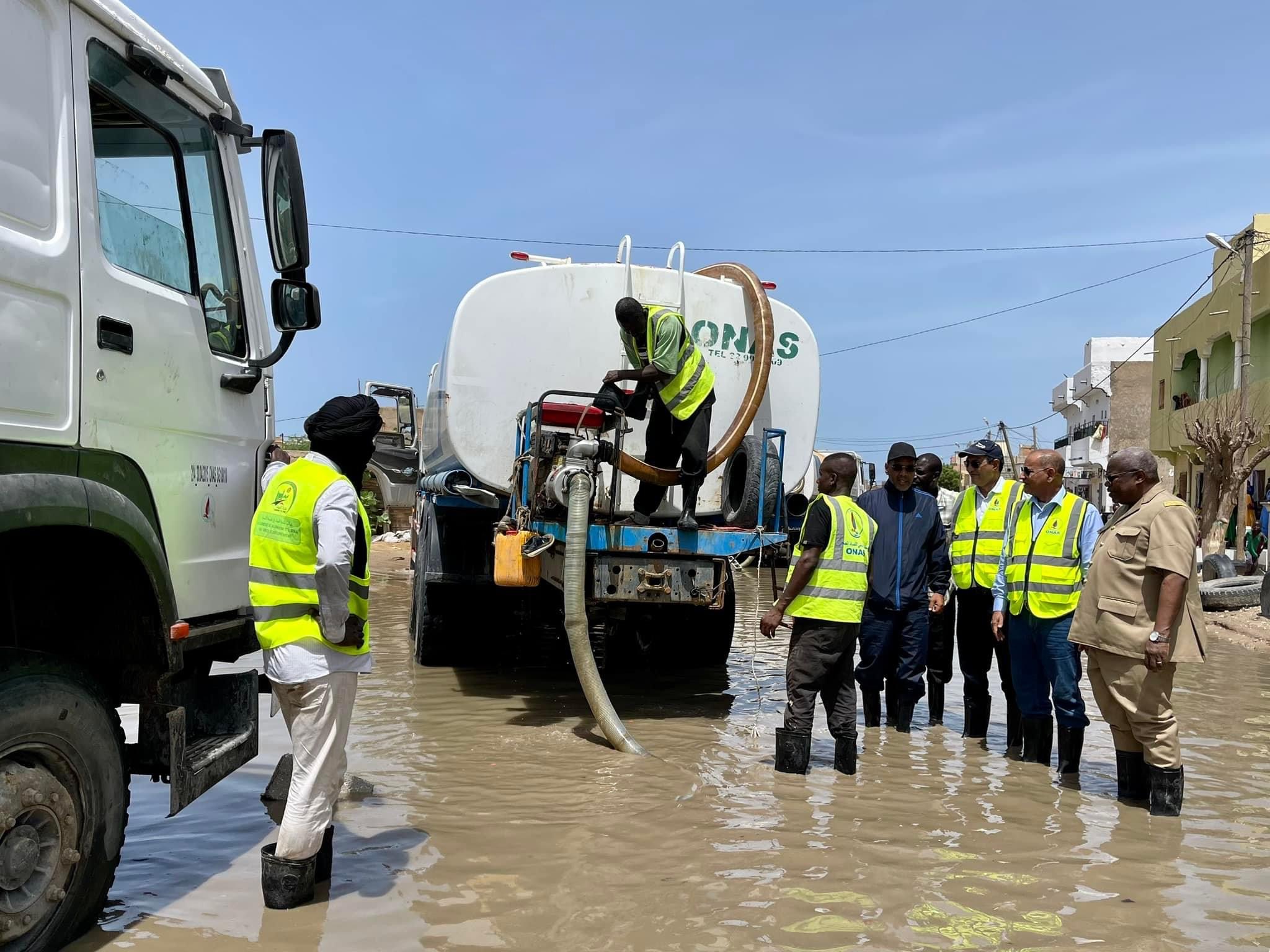 معالي الوزير مصحوبا بالمدير العام للمكتب الوطني للصرف الصحي أثناء زيارة التفقد والاطلاع